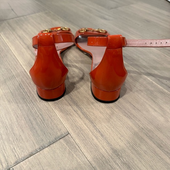 Authentic preloved sandals in a stunning color. - Picture 2 of 4